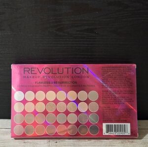 Makeup Revolution Flawless 3 Resurrection / 32 Pressed Eyeshadow Palette